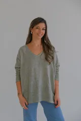 Remera verde de corte holgado, con escote en V y mangas 3/4.