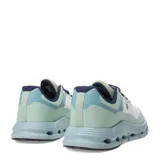 Championes negros con capellada de malla y suela con orificios.