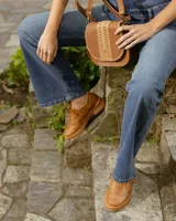 Zapato acordonado color bronce de cuero vacuno con perforaciones decorativas, taco de madera con folia en cuero de 4cm y entre suela de goma de 1,5cm. Horma de punta redonda y cómoda.