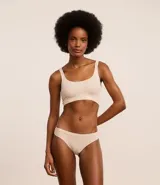 Soutien top color piel, confeccionado en poliamida con acabado seamless, escote en U y breteles anchos fijos.