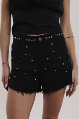 Short de jean negro con detalles de estrellitas y pedrería, con terminación deshilachada.