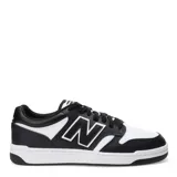 Zapatillas de cuero en combinación de blanco y negro, con diseño clásico de New Balance.