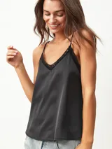 Musculosa negra con breteles finos y encaje en el escote.