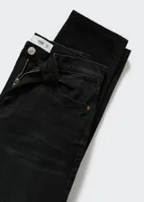 Jeans mom fit color negro, de tiro alto, corte recto y largo al tobillo.
