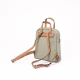 Mochila verde con detalles en cuero sintético color camel, con correas ajustables y asa de mano.