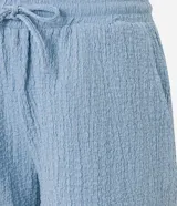 Bermuda color crema de poliéster y elastano, con cintura elástica con lazo y textura chambray.