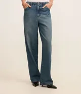 Pantalón baggy de jeans con cintura alta, bolsillos delanteros y traseros y lavado dirty.