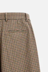 Pantalón de vestir marrón con estampado de cuadros, corte recto, tiro alto y pliegues en la cintura.