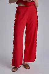 Pantalón rojo de corte palazzo con volados en los laterales.