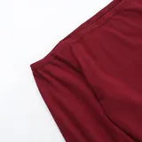 Top corto color borgoña, con escote off-shoulder y mangas largas abullonadas.
