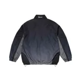 Campera negra con degradado a gris, de cuello alto y cierre frontal con cremallera. Presenta logos de Supreme y Umbro en el pecho, y detalles en gris en mangas y laterales.