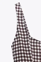 Vestido midi con estampado de cuadros vichy en blanco y negro, escote redondo y tirantes anchos.