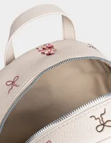 Mochila negra de cuerina con relieve y doble bolsillo frontal con cierre.