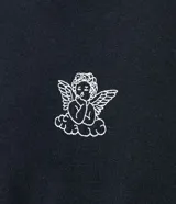 Remera de algodón negra, estilo ringer, con cuello y ribetes de manga en color blanco contrastante. Presenta un pequeño bordado de un ángel en el centro del pecho.