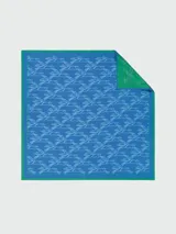 Pañuelo de seda azul marino con estampado de conejos en blanco y borde marrón.