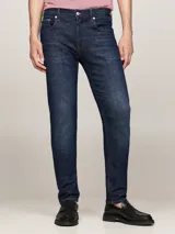 Jean ajustado de color azul oscuro con tecnología Flex, elaborado con mezcla de algodón y lyocell TENCEL™, que ofrece comodidad y un diseño elegante.