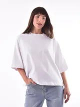 Remera blanca de corte holgado y mangas cortas.