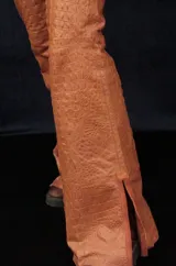 Pantalón de cuero verde con textura de piel de cocodrilo, corte oxford y tiro alto.