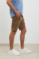 Bermuda de gabardina color marrón con bolsillos laterales y traseros.