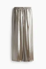 Pantalón ancho color plateado brillante, de tiro alto con elástico y cordón ajustable en la cintura, con bolsillos laterales.