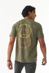 Remera azul marino de algodón con cuello redondo y estampado en la espalda con el logo de la marca y números en círculos concéntricos en amarillo y rosa.