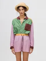 Short boxy de viscosa con estampado de flores, pretina combinada y cordón ajustable. Diseñado en Uruguay.