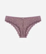 Bombacha de bikini color celeste, de encaje rústico floral, con lazo y dije colgante.