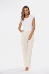 Pantalón cargo color beige de lino con bolsillos laterales y cintura elastizada.