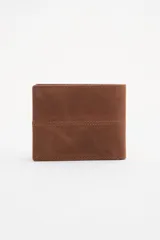 Billetera de cuero color marrón con corte, cambio de cuero y pespuntes decorativos. Interior con reparticiones y forro de algodón en los bolsillos.