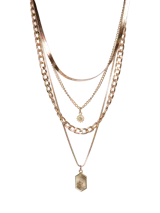 Set de cuatro collares dorados de diferentes largos y diseños de cadena, con dijes colgantes.