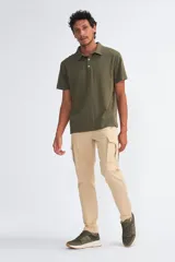 Pantalón cargo color beige, de corte recto, con bolsillos laterales y traseros.