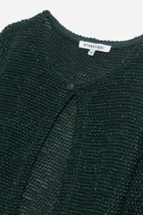 Cardigan tejido color verde claro, con mangas 3/4 y cuello redondo.