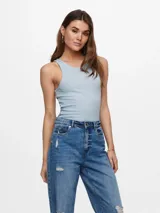 Musculosa celeste acanalada de algodón orgánico con cuello redondo.