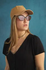 Sombrero negro con ala ancha y diseño elegante, ideal para complementar cualquier outfit.