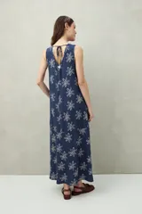 Vestido largo color beige con estampado abstracto, sin mangas y con cuello redondo.