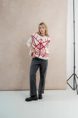 Sweater de mohair color crema con diseño de telaraña bordado a mano en negro.