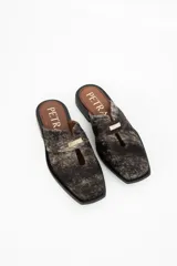 Zuecos de cuero con estampado animal print en tonos marrones y negros.