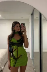 Minivestido verde con estampado de hojas, escote drapeado y choker al cuello.