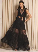 Falda larga de encaje negro con cintura alta y lazo lateral.