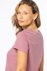 Remera azul de algodón y poliéster, de corte recto, cuello redondo y manga corta.