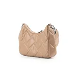 Bandolera color taupe de cuero sintético acolchado con diseño geométrico. Tiene correa regulable, cierre principal y bolsillo externo con cierre.