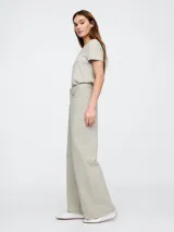 Jean wide leg color gris claro, de tiro alto y corte holgado.