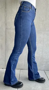 Pantalón de jean azul de corte acampanado.