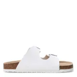 Sandalia plateada con dos tiras anchas con hebillas ajustables, plantilla de corcho y suela de goma.