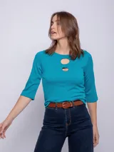 Top de manga 3/4 con cut out en el escote y cuello redondo, color turquesa.