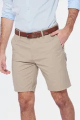 Bermuda de gabardina azul marino, corte recto, con bolsillos laterales y traseros.