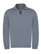 Buzo azul con cuello en V con solapa y acabado rib en mangas y pretina. Confeccionado en algodón orgánico y teñido en prenda, con forro de algodón cepillado.