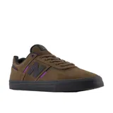 Championes New Balance Nm306Ods color marrón con detalles en negro y violeta.
