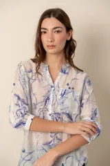 Camisa de dama estampada con lunares grandes color azul marino sobre fondo blanco.