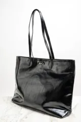 Bolso tipo tote grande color bordó, de cuero vegano, con doble asa corta.